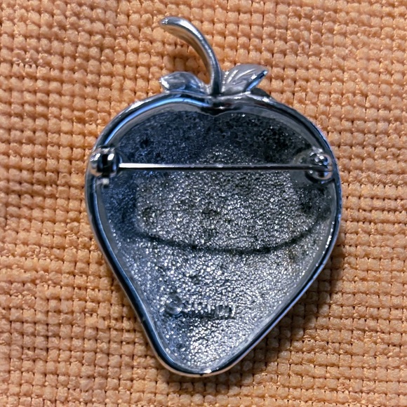 Vintage Sarah Coventry Signed Brooch Strawberry 3D Domed Textured Silver Tone - Picture 10 of 11